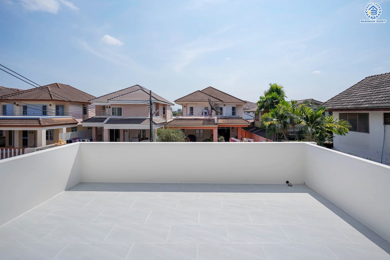 บ้านมือสองตกแต่งใหม่ โครงการ มณธานี บางแค หลังมุม ดีไซน์หรูหรา เนื้อที่ 66.6 ตร.ว. ฟังก์ชัน 3 ห้องนอน 3 ห้องน้ำ จอดรถได้ 2 คัน บนทำเลเดินทางสะดวก เชื่อมต่อหลายเส้นทาง ใกล้เดอะมอลล์บางแค ทางด่วน "กาญจนาภิเษก" และรถไฟฟ้า "สถานีหลักสอง"